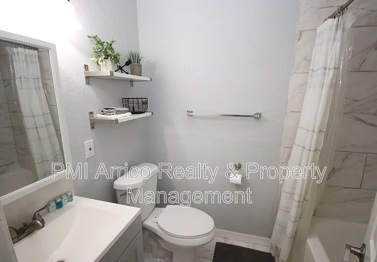 1918 W Walnut St — Photo 17