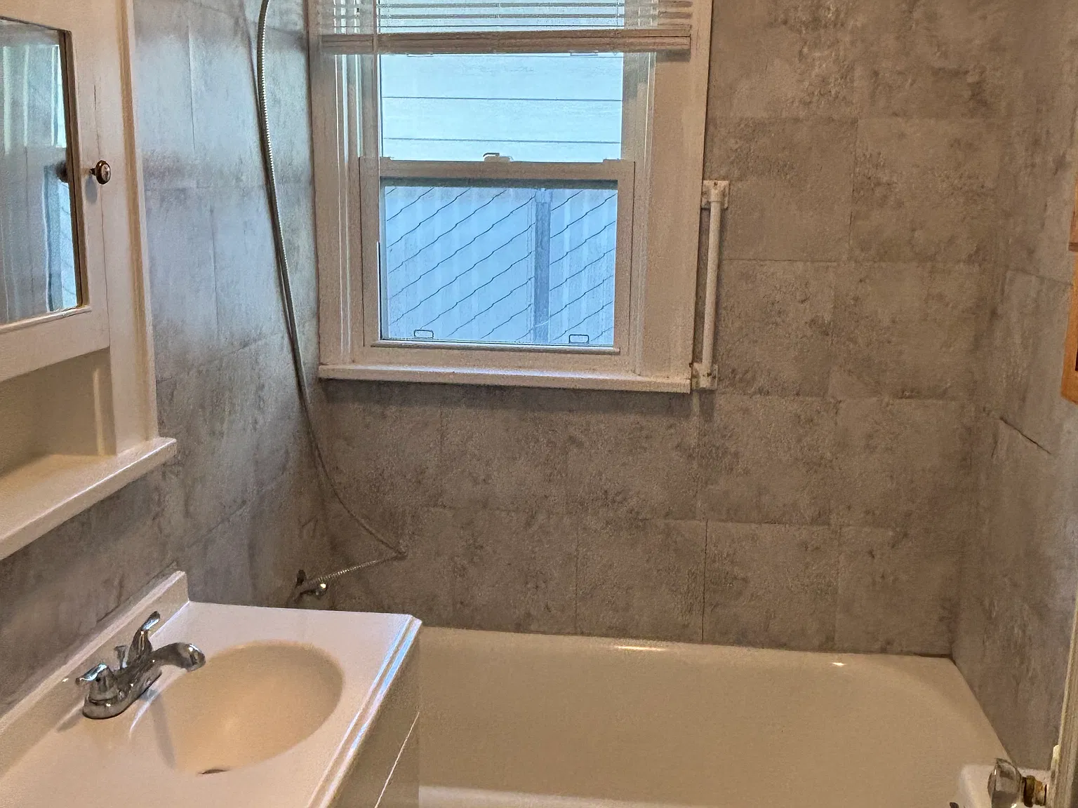 4 bed, 1400 sqft, $2,100 — Photo 2