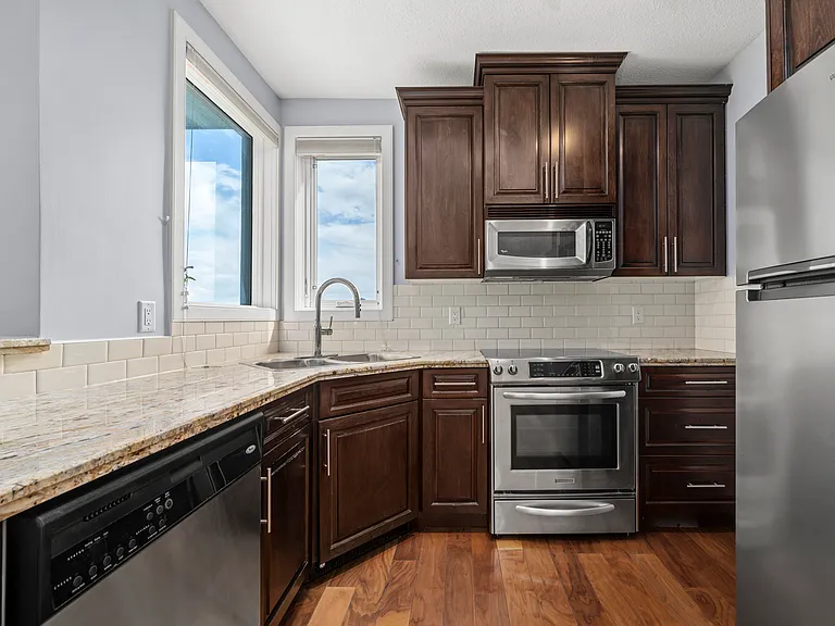 328 21st Ave SW #501 — Photo 8