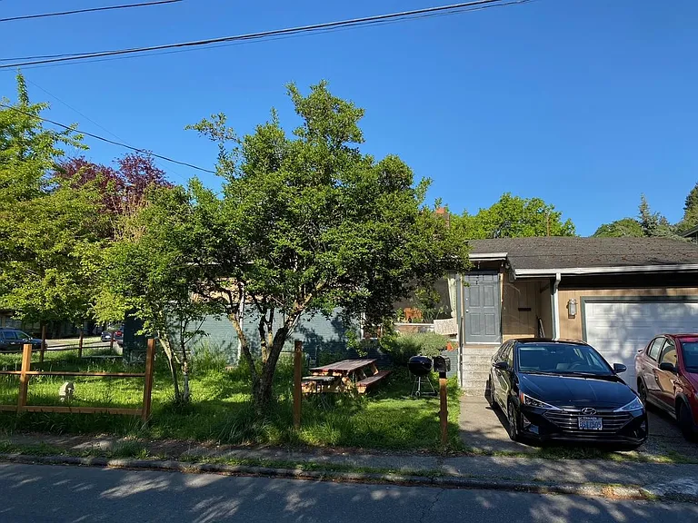 330 32nd Ave E — Photo 1
