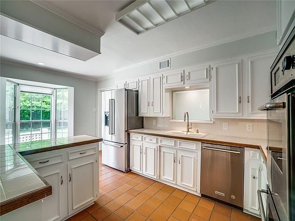 3rd image of 5805 Lindenshire Ln