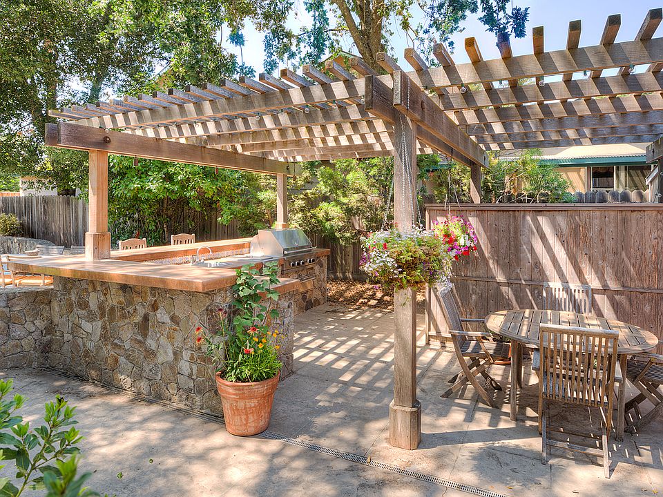 Outdoor Kitchen 