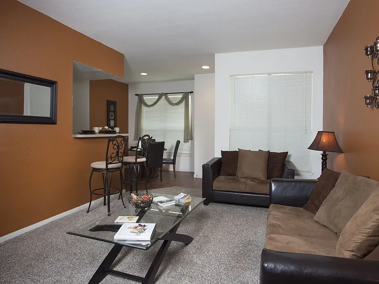 Las Palmas Apartments — Photo 5
