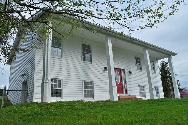 1st image of 100 Pine Knoll Dr