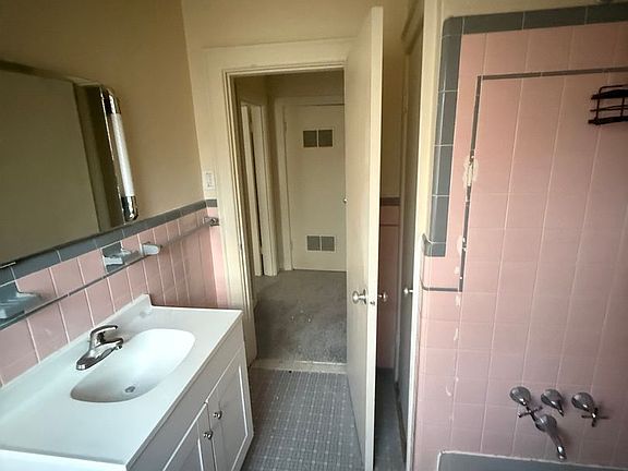 5th image of 110 Tyler Cres E #3