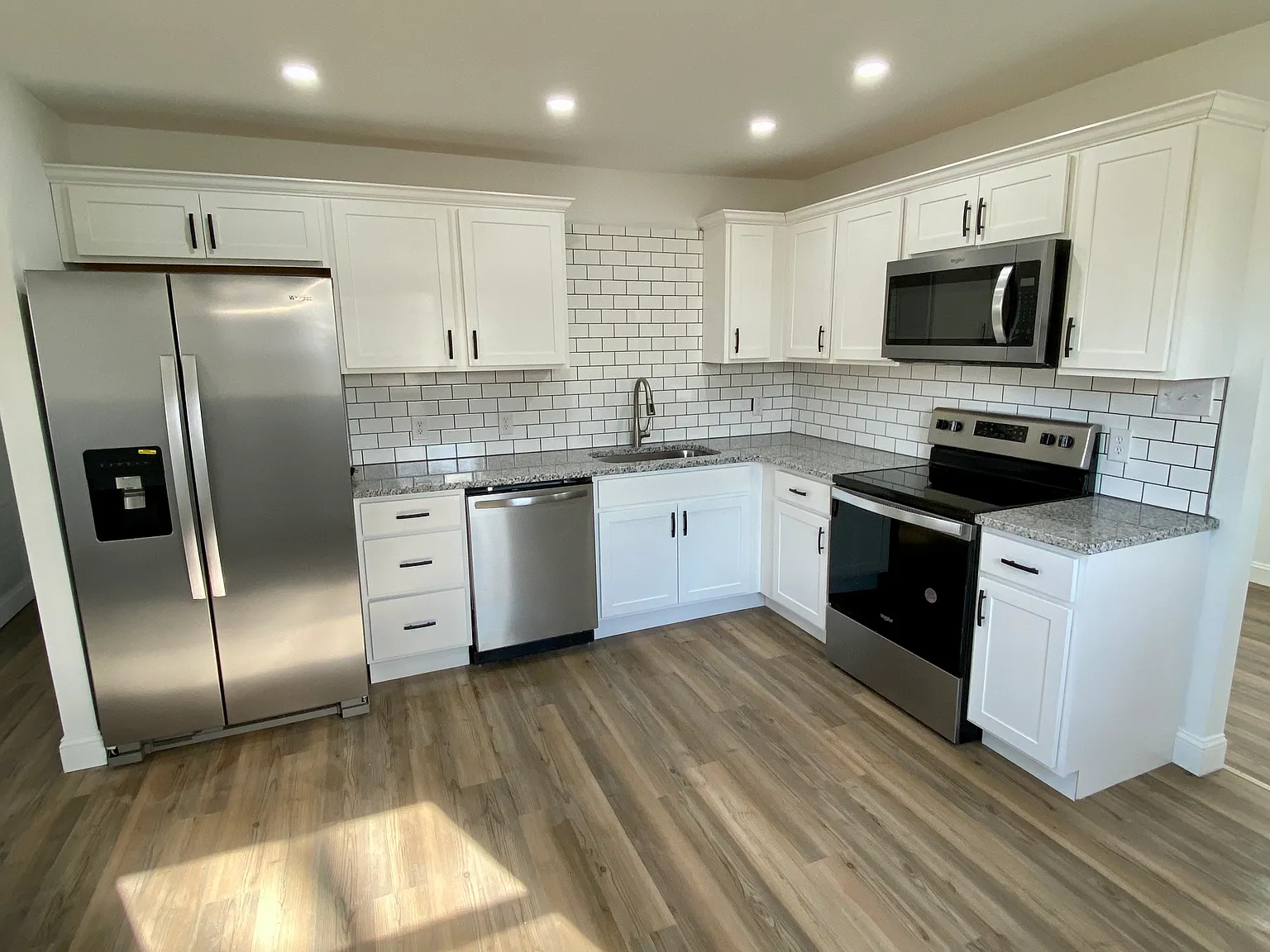 3 bed, 1025 sqft, $2,500 — Photo 2