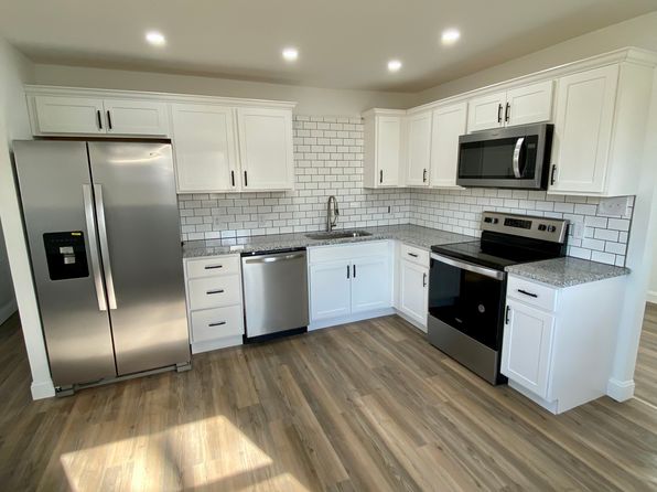 2 Mildred Ln, Latham, NY 12110