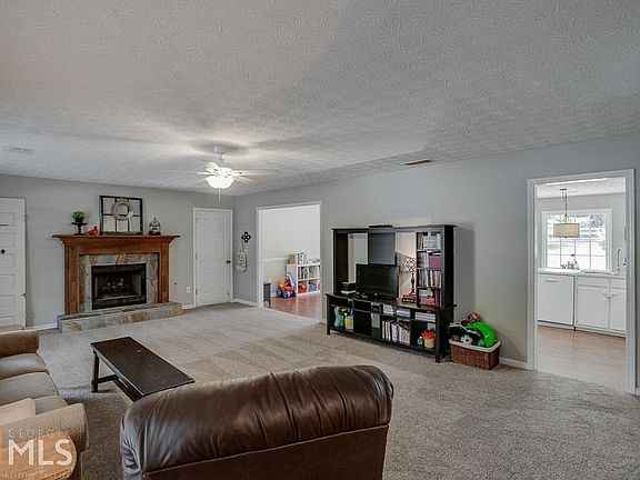 5th image of 45 Lacey Oak Ln