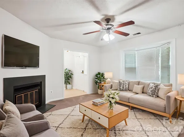 8322 Summerglen Cir, Charlotte, NC 28227