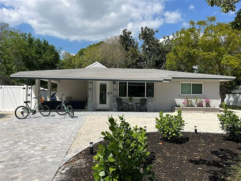 3 bed, 2.0 bath, 1606 sqft, $6,900 — Photo 1