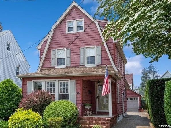 15 Holly Avenue, Mineola, NY 11501