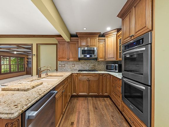 3rd image of 2256 Ridgewood Rd