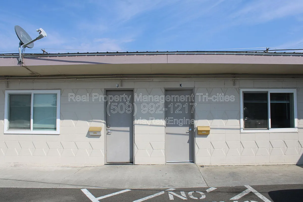 Building Photo - 124 W Shoshone St #K