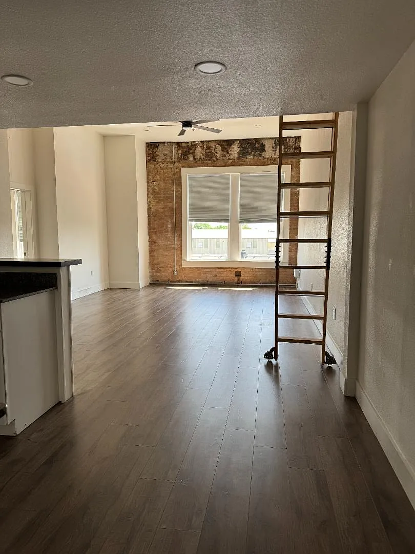 Unit Photo - 101 E Main St #212
