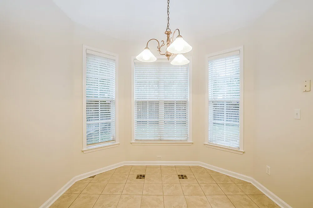 4 bed, 2.0 bath, 1834 sqft, $3,030 — Photo 4