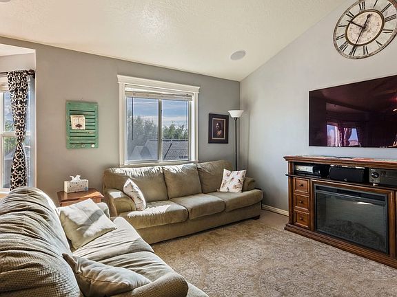3rd image of 2512 N Apricot Pl