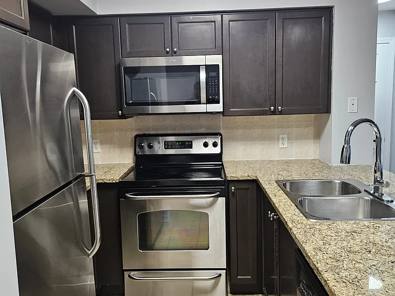 30 Grand Trunk Cres #615 — Photo 4