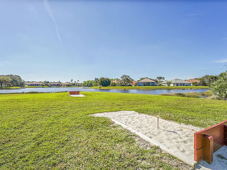 702 SW Aruba — Photo 23