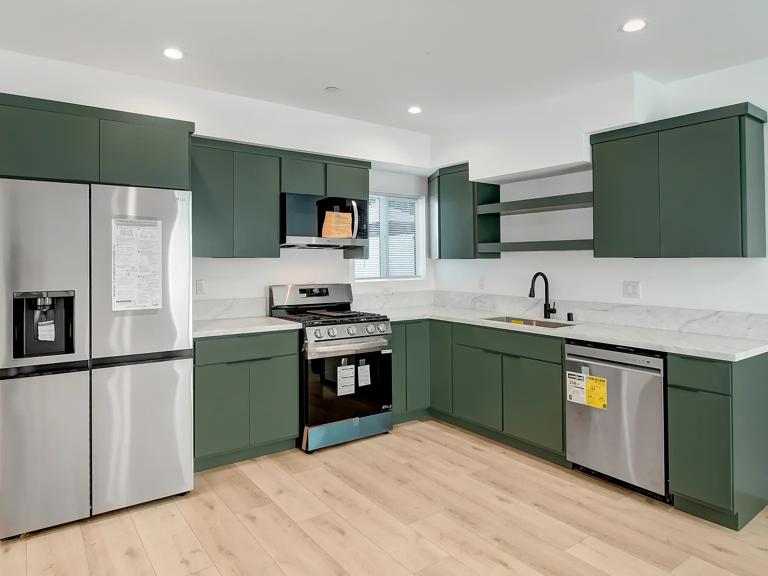 3 bed, 1225 sqft, $4,300 — Photo 4