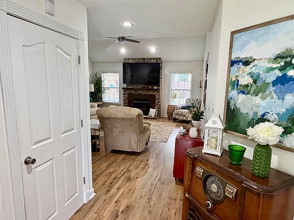 4th image of 410 Highland Ave