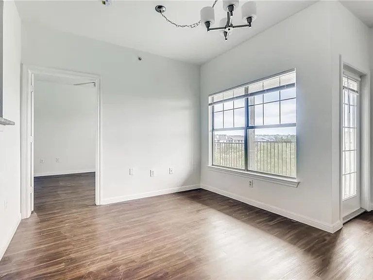 2320 Gracy Farms Ln — Photo 3