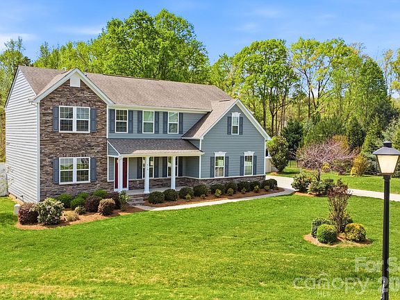 3rd image of 916 Manorwood Dr