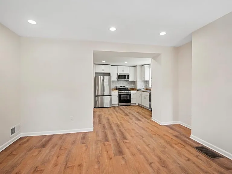 317 Anthony St — Photo 4