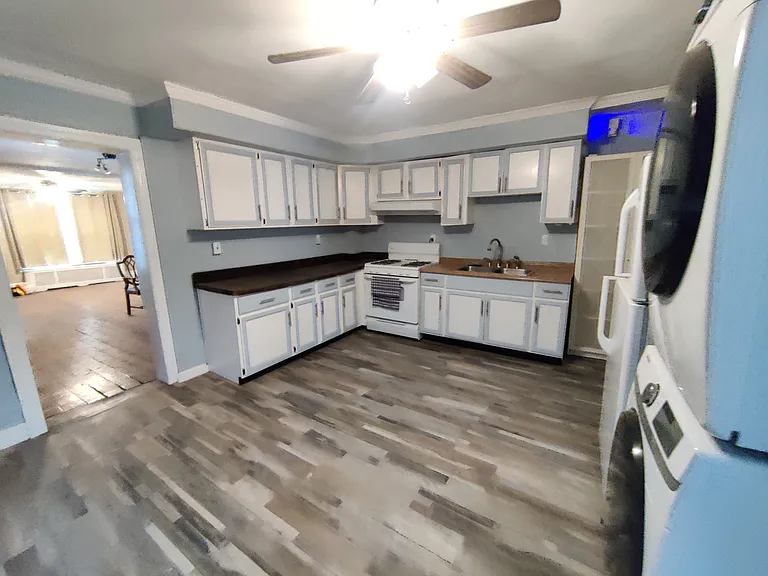 331 E Marshall St — Photo 10
