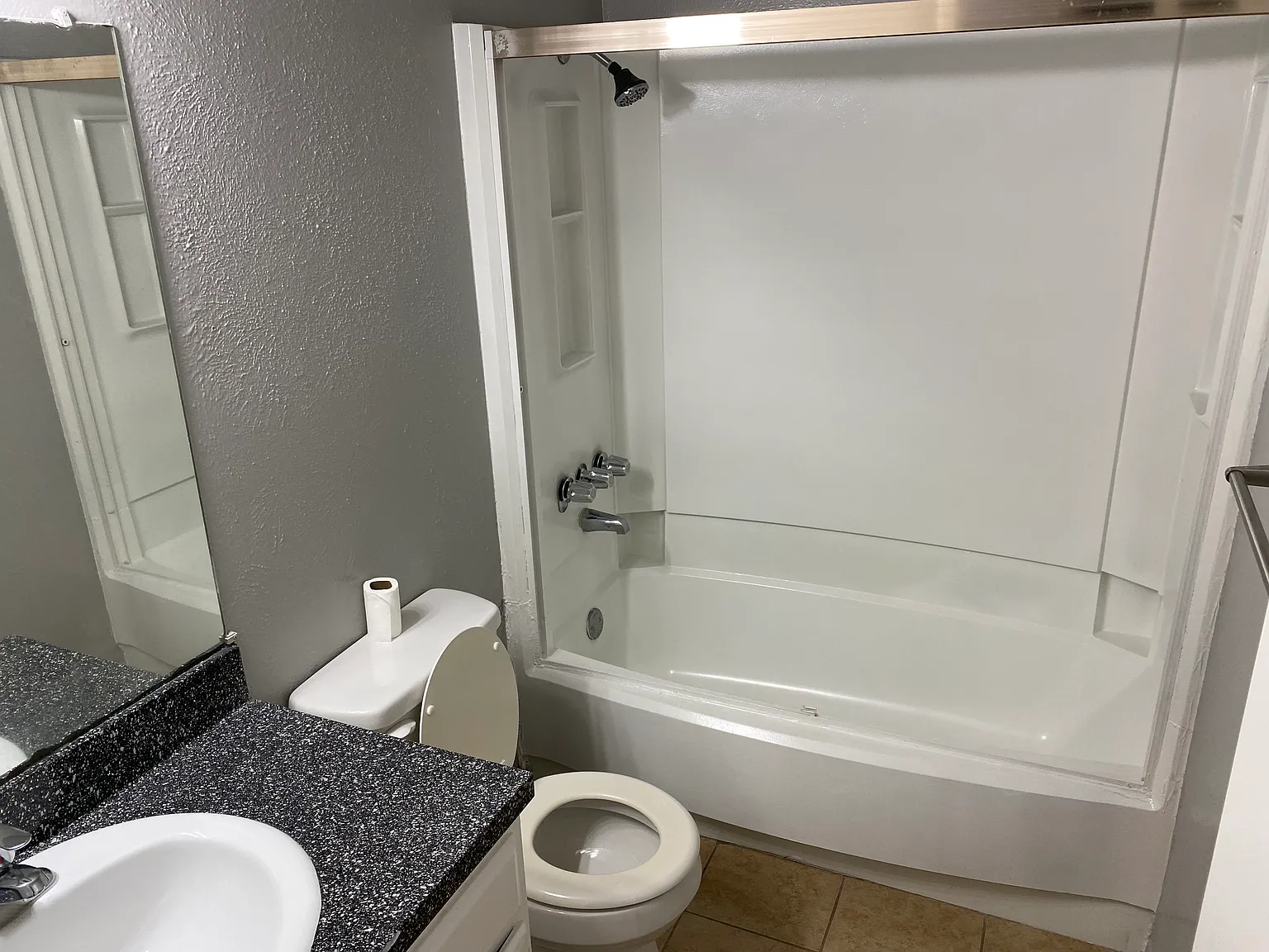 2 bed, 958 sqft, $1,600 — Photo 4