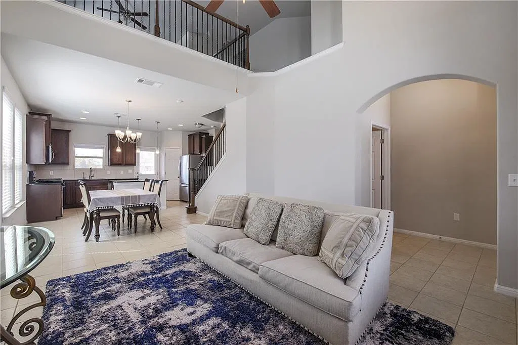 3 bed, 2.5 bath, 1962 sqft, $2,150 — Photo 4