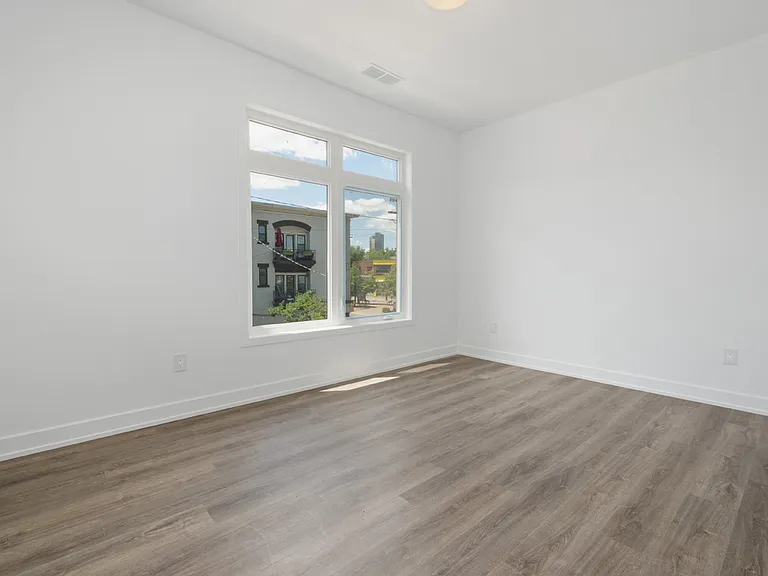 9 Spadina Ave #2 — Photo 3