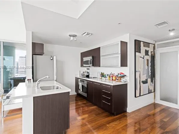 90 SW 3rd St, Miami, FL