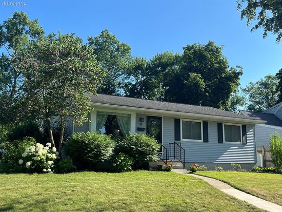 392 Hillcrest Dr, Saline, MI 48176
