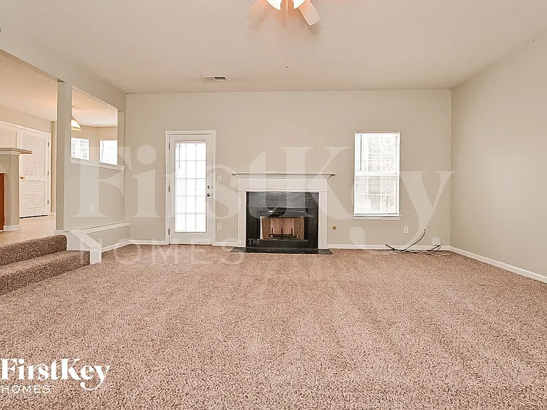 161 Titan Rd — Photo 2