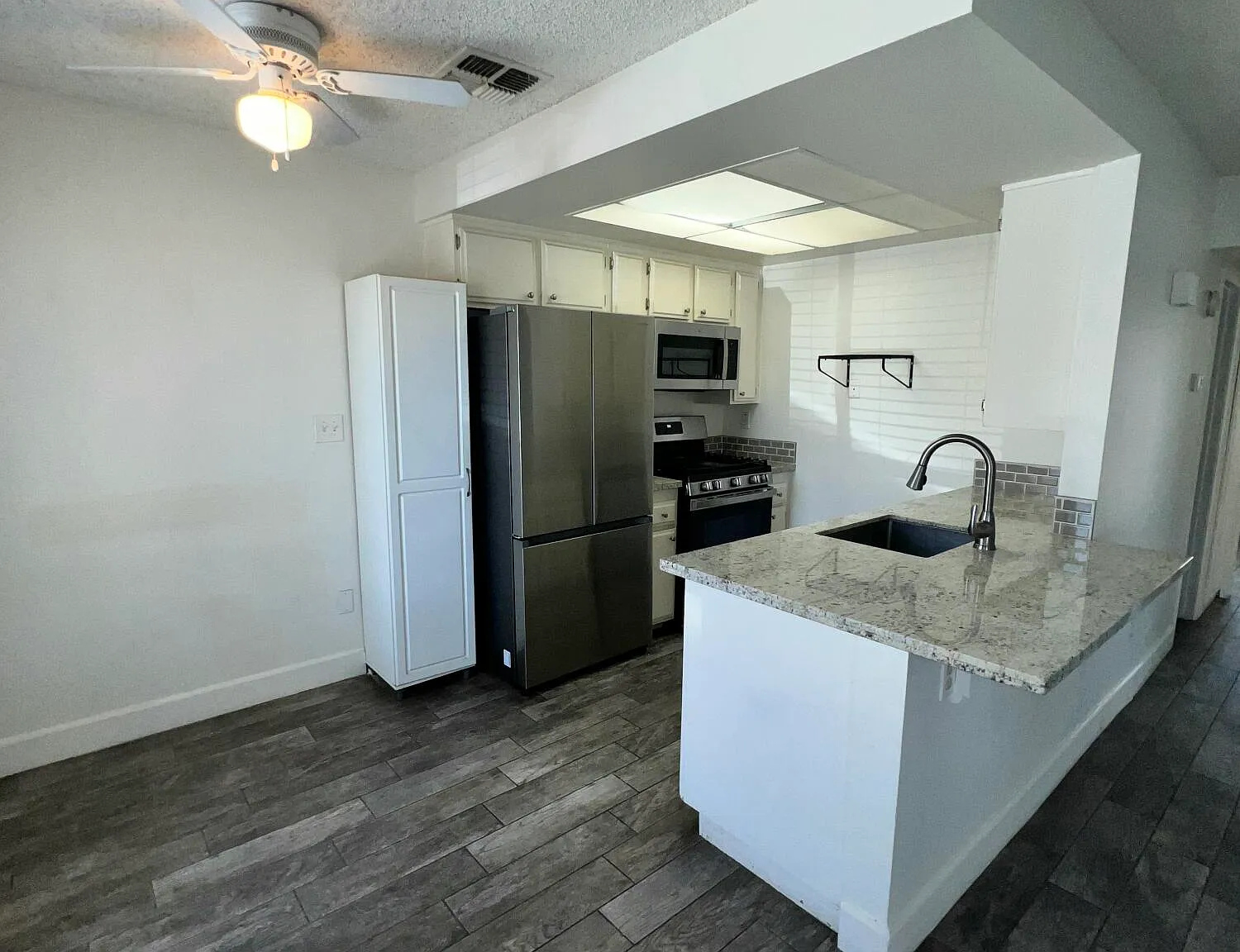 2 bed, 704 sqft, $1,750 — Photo 2