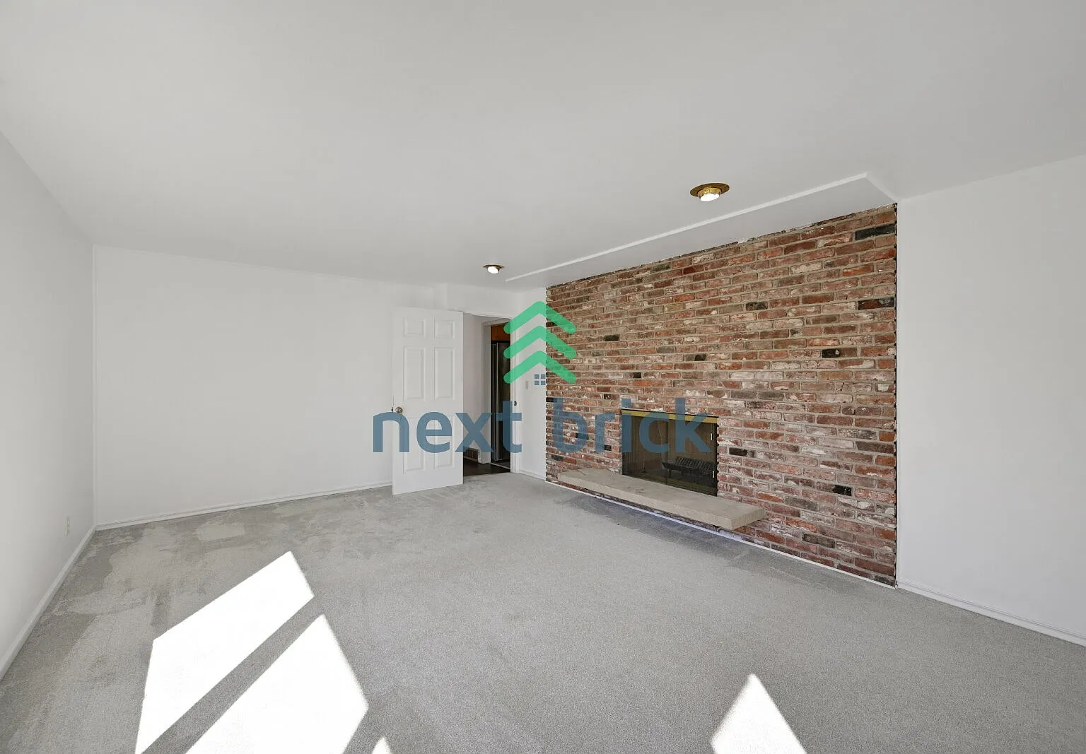 "Spacious 4-Bed Home with 4 Baths in Seattle's Prime Location 2600 Sq Ft of Comfort!" — Photo 3