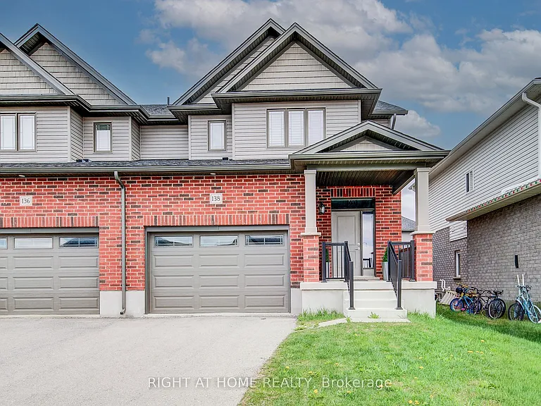 138 Woodberry Cres — Photo 1