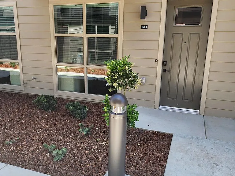 Vantage Pointe East — Photo 13