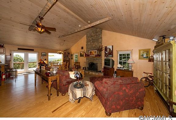 3rd image of 301 Cardinal Haven Ln