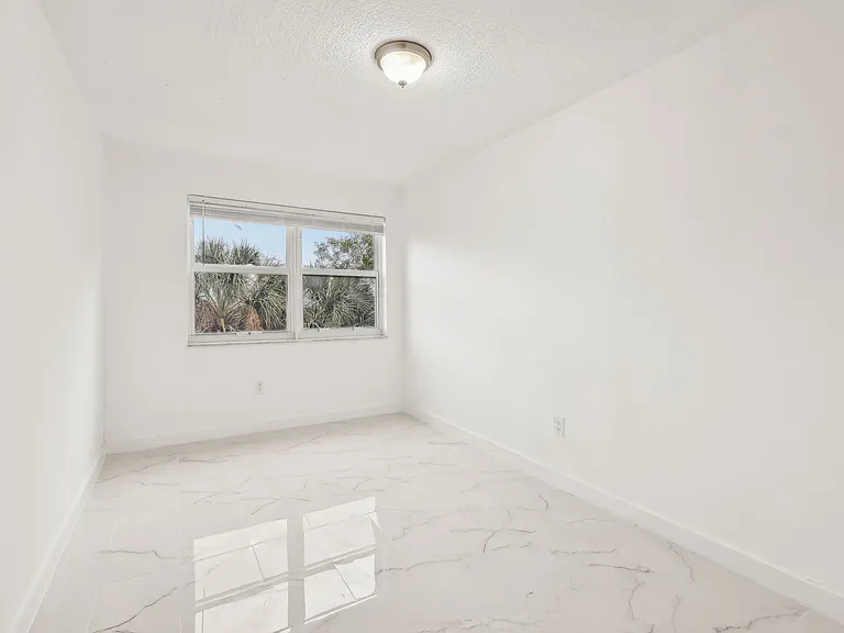 The Oaks Apartments — Photo 22