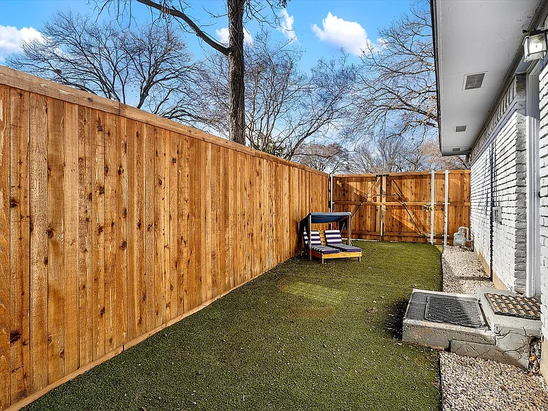 912 Glen Oaks Blvd — Photo 24