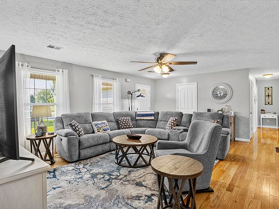 2nd image of 320 Kings Trace Dr