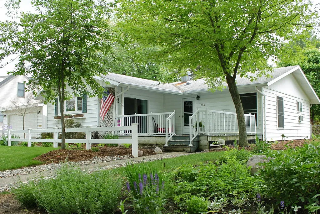 504 Willow Ave photo 1