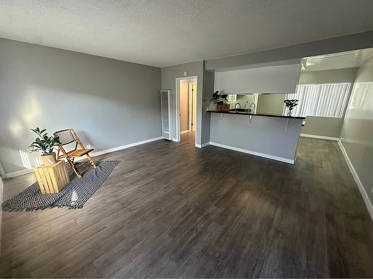 Country Club Apartments — Photo 24