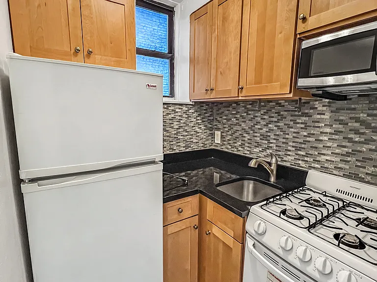 207 E 15th St #2K — Photo 4