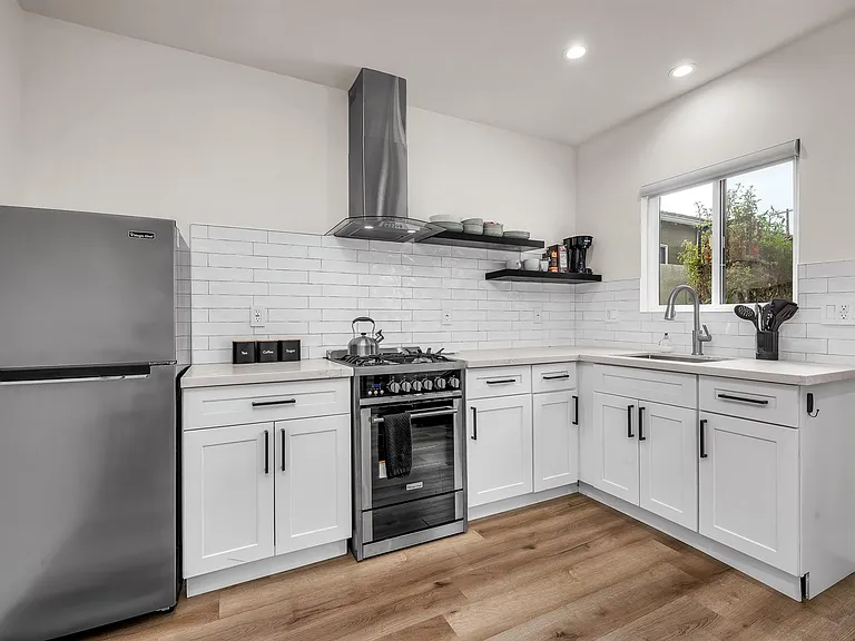 5108 Greenbush Ave — Photo 10