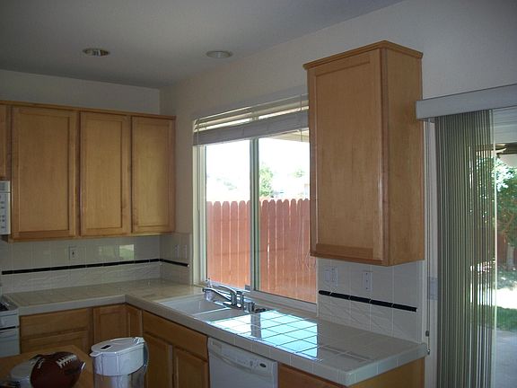 4th image of 2584 Honeysuckle Dr