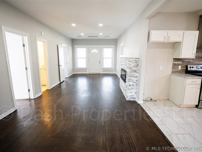 2604 E 7th St S — Photo 12