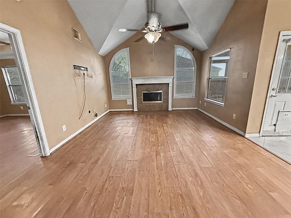 3rd image of 914 Chase Creek Cir