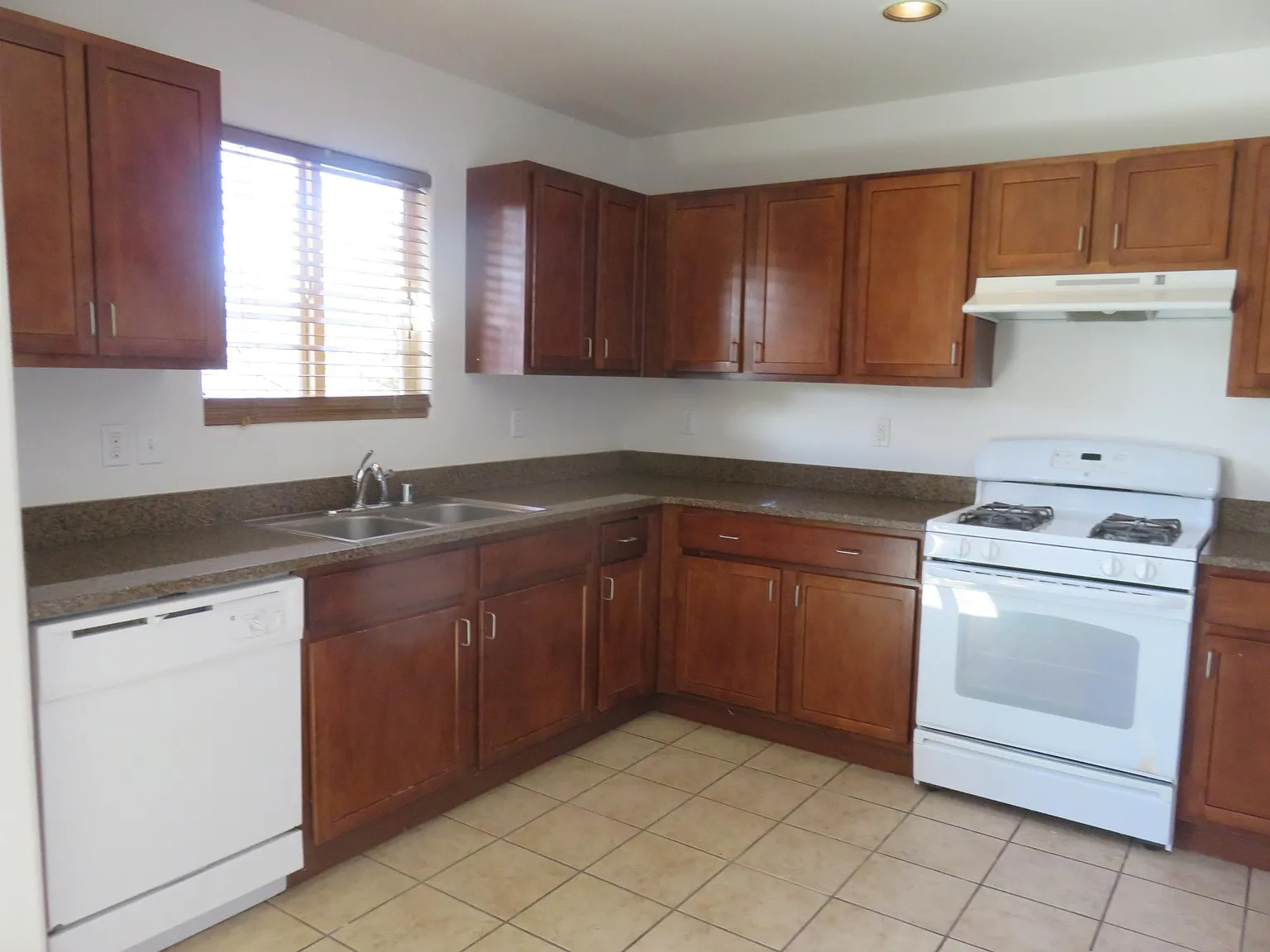 4 bed, 2.5 bath, 2353 sqft, $1,950 — Photo 2